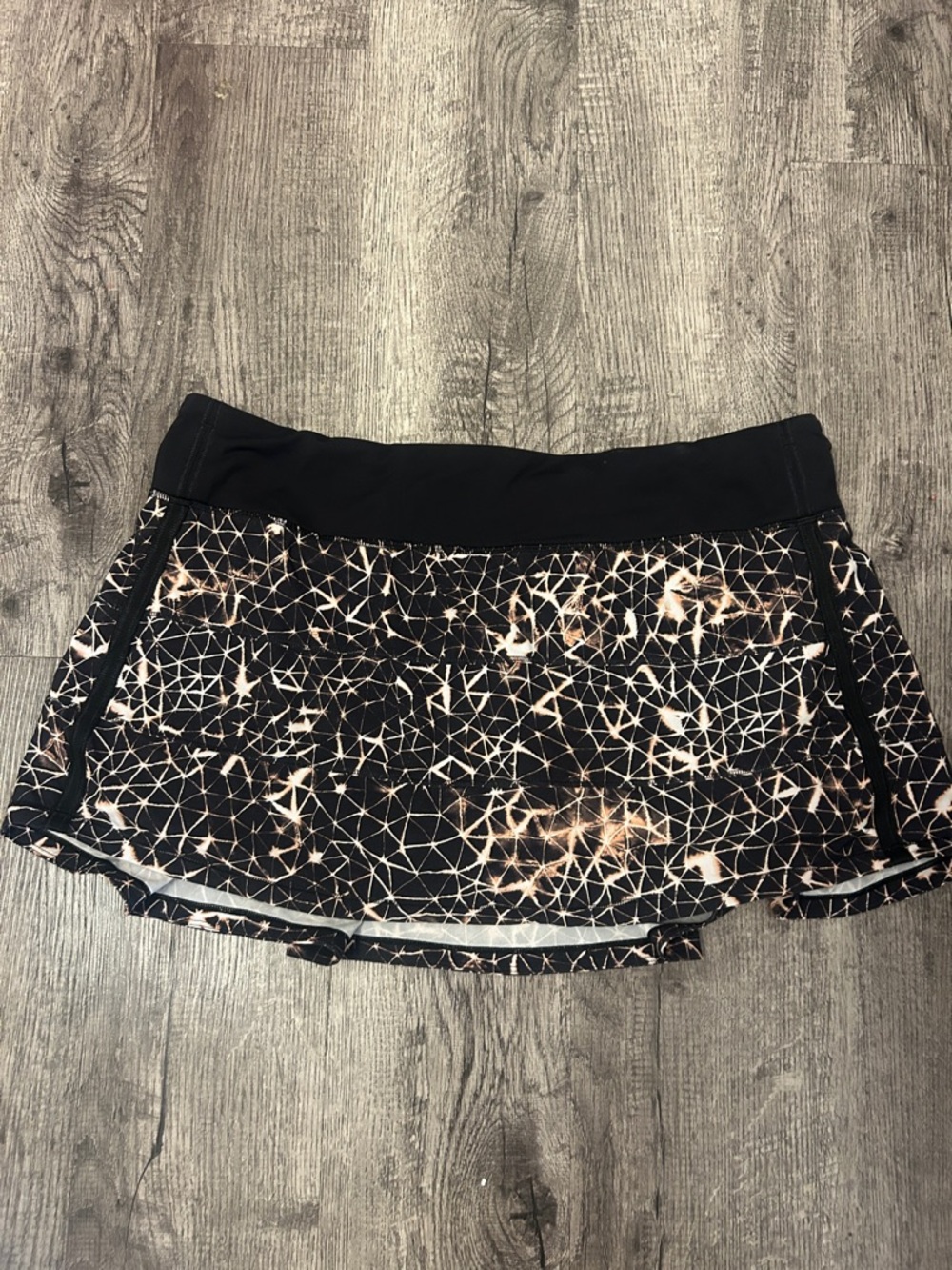 Lululemon Pace setter Skorts
 with Geometric Starburst Print - Black & Cream